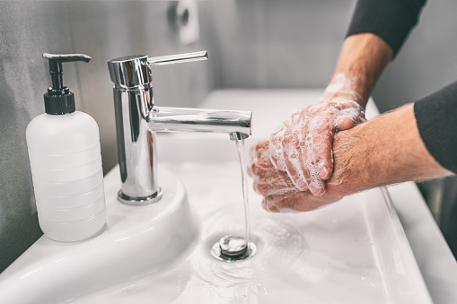 Lavarse las manos con jabón para la prevención del virus corona, higiene para dejar de propagar coronavirus photo