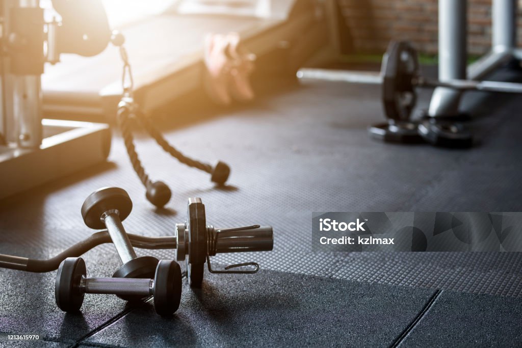 Gym background Fitness weight equipment on empty dark floor - Royalty-free Ginásio Foto de stock