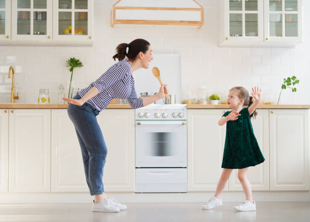 famille heureuse dans la cuisine. - mother cooking daughter child photos et images de collection