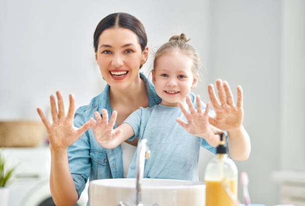mädchen und ihre mutter waschen hände - mirror mother bathroom daughter stock-fotos und bilder