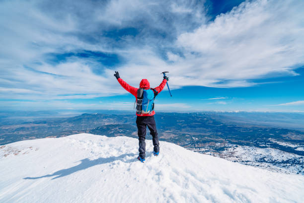 alpinista alpino da montanha está segurando machado de gelo e fazendo sinal de paz no pico da montanha de alta altitude no inverno - ice axe - fotografias e filmes do acervo