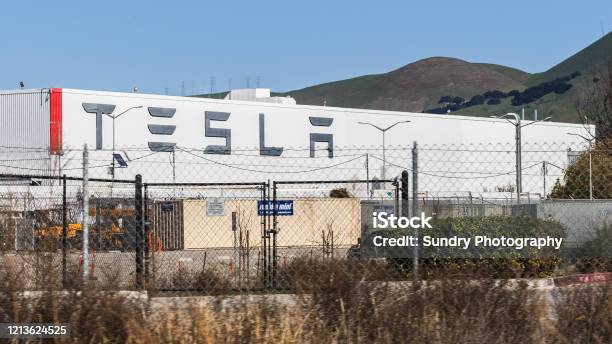 Vista Exterior De La Fábrica De Tesla Ubicada En La Zona De La Bahía Del Este De San Francisco Foto de stock y más banco de imágenes de Tesla Motors
