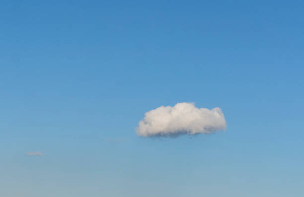nuage d’isolement au-dessus du ciel bleu - cumulus cloud condensation sky blue photos et images de collection