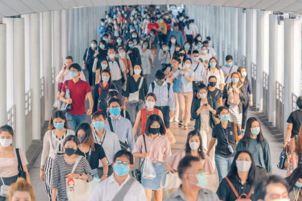 bangkok city, tailandia : 03/12/2020 : personas no identificadas, multitud de tailandeses que llevan máscara facial para la salud debido a la enfermedad de coronavirus o cóvide-19 y la contaminación del aire en el transporte público. hora punta. - bangkok mass transit system fotografías e imágenes de stock