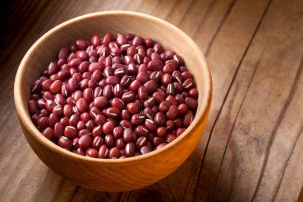 azuki beans in wooden bowl - adzuki bean imagens e fotografias de stock