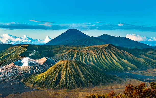 bromo vulkan bei sonnenaufgang, java island, indonesien - bromo crater stock-fotos und bilder