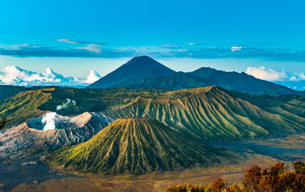 wulkan bromo o wschodzie słońca, wyspa jawa, indonezja - bromo crater zdjęcia i obrazy z banku zdjęć