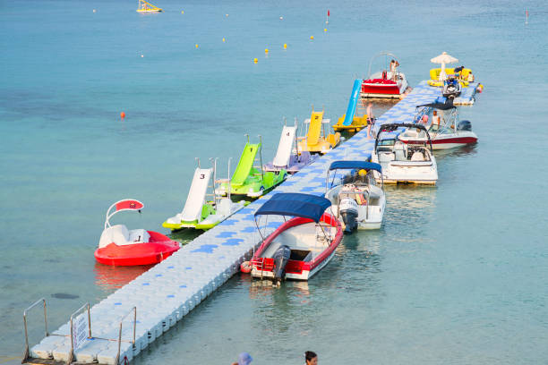 protaras. zypern - 5. oktober 2018: schwimmender pier mit booten und katamaranen. unterhaltung für touristen im urlaub. feigenbaumbucht in protaras. zypern. - sea fig stock-fotos und bilder