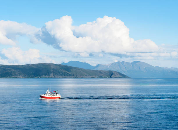 воды острова сенджа. - fishing boat стоковые фото и изображения