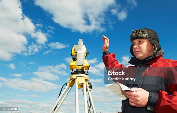 Surveyor Trabalha Com Teodolito Taqueómetro - Fotografias de stock e mais imagens de Adulto - Adulto, Cartógrafo, Colocar