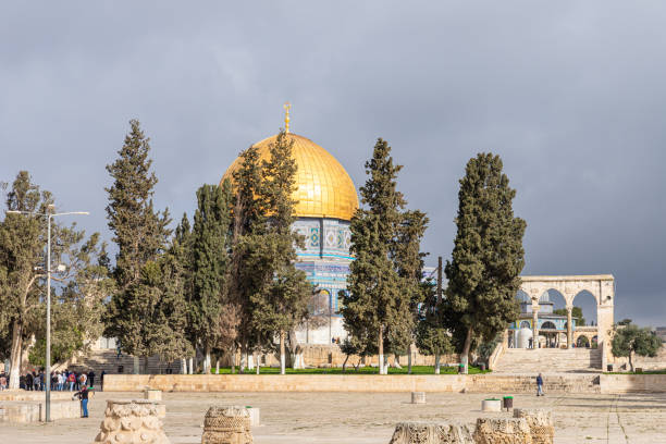 vista da cúpula da rocha da praça em frente à mesquita de al aqsa no monte do templo na cidade velha de jerusalém, em israel - jerusalem old town dome of the rock city - fotografias e filmes do acervo