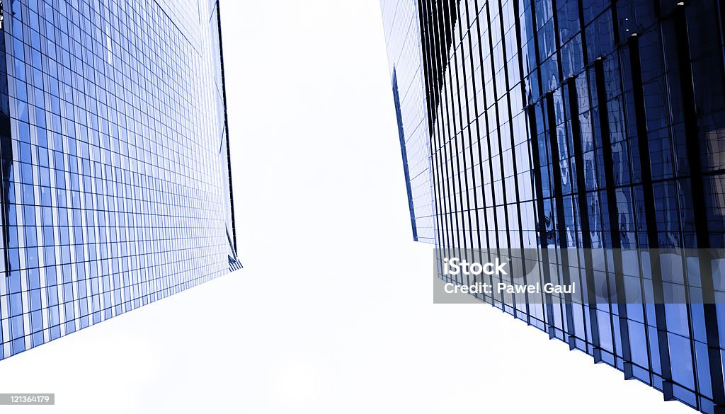 Mirando hacia arriba en dos edificios modernos en Nueva York - Foto de stock de Acero libre de derechos