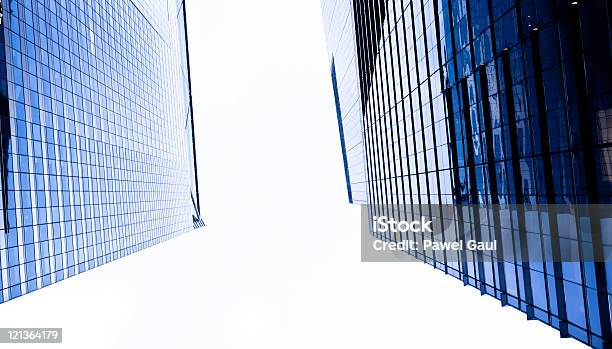 Guardare Due Edifici Moderni Nel Centro Di New York - Fotografie stock e altre immagini di Acciaio