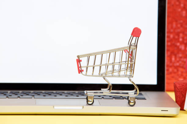 istock Tula, 28 09 19: Online christmas shopping concept on the laptop display. White screen. 1213648070