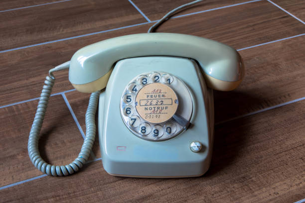 primo piano di un telefono a quadrante grigio vintage su sfondo legno - obsolete landline phone old 1970s style foto e immagini stock