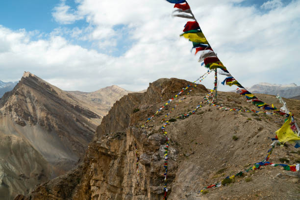 valle spiti flanqueado por el himalaya bajo el cielo azul y banderas. kaza, india. - kaza fotografías e imágenes de stock