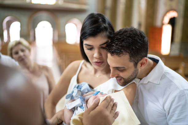 padrinos con un bebé ahijado en la celebración del bautismo - ahijado fotografías e imágenes de stock