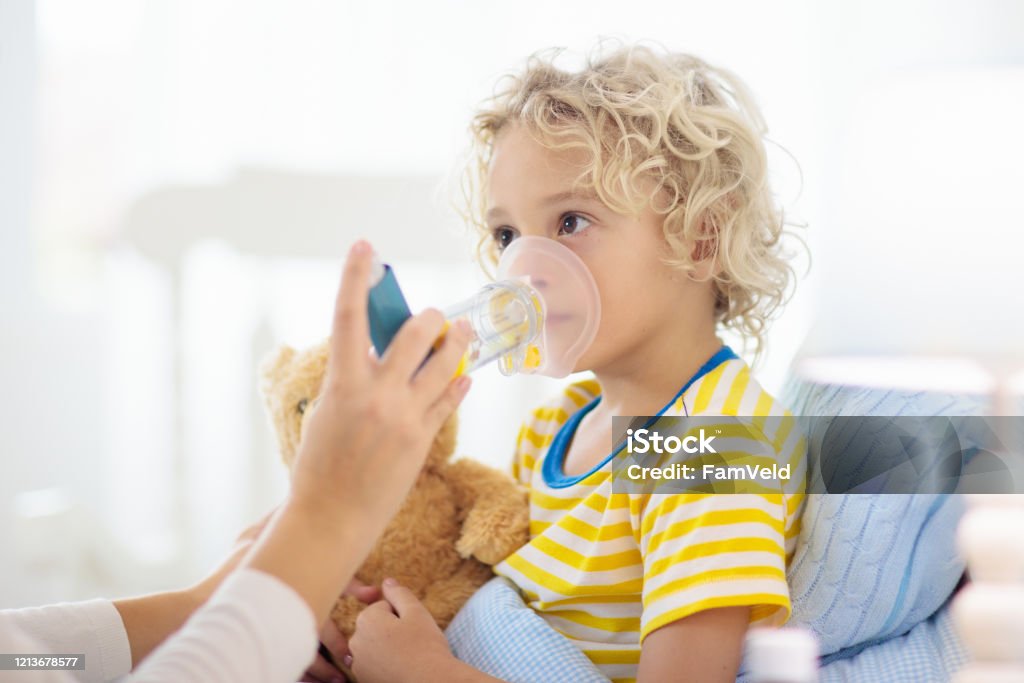 Kranker kleiner Junge mit Asthma-Medizin. Krankes Kind. - Lizenzfrei Asthmainhalator Stock-Foto