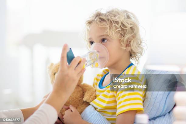 Kranker Kleiner Junge Mit Asthmamedizin Krankes Kind Stockfoto und mehr Bilder von Asthmainhalator