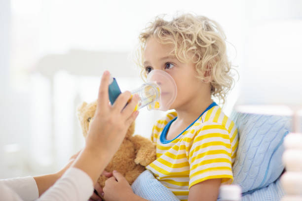 petit garçon malade avec la médecine d’asthme. enfant malade. - 3287 photos et images de collection