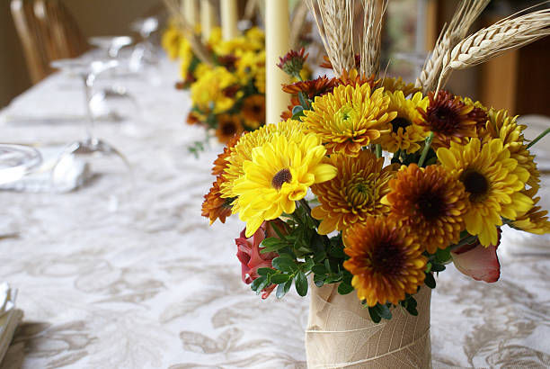 otoño disposición de mesas - autumn table setting flower fotografías e imágenes de stock