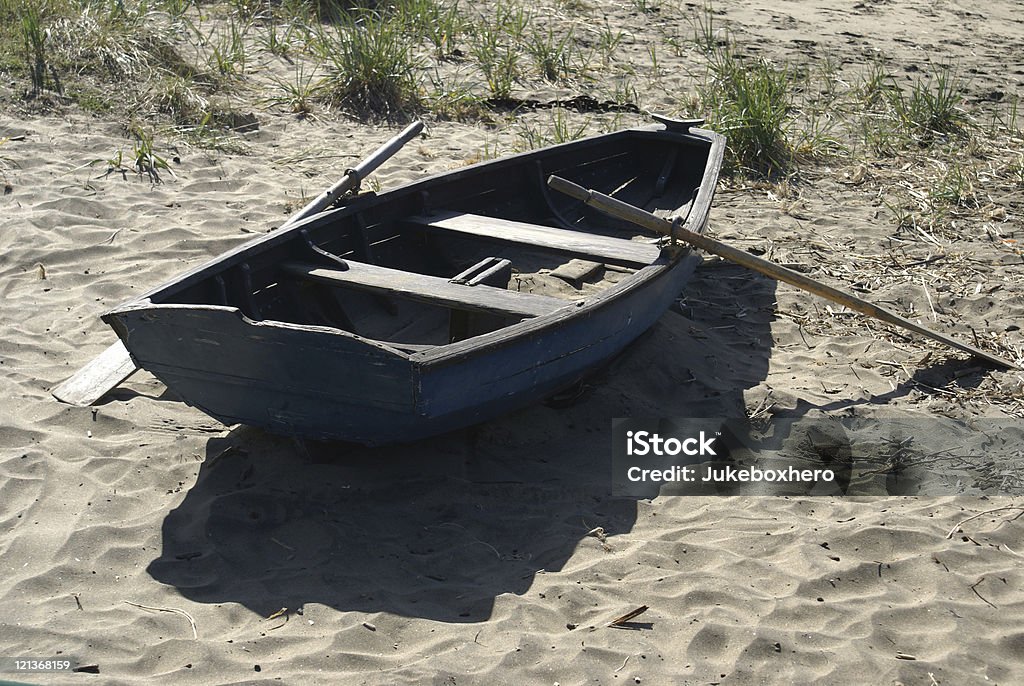 Embarrancado barco de remos - Foto de stock de Aire libre libre de derechos