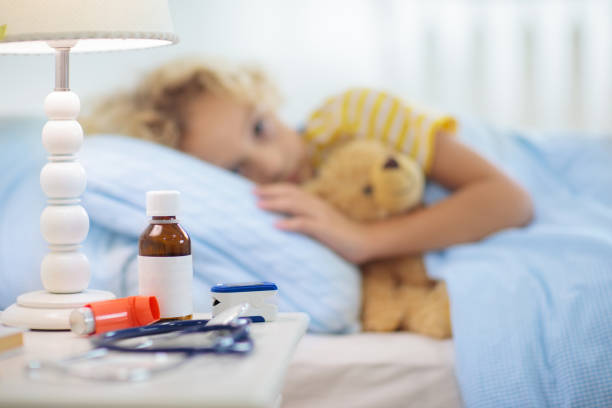 petit garçon malade avec la médecine d’asthme. enfant malade. - inhalation anthrax photos et images de collection