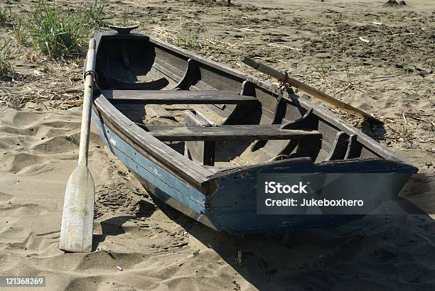 Gestrandet Ruderboot Stockfoto und mehr Bilder von Alt - Alt, Ausgedörrt, Farbbild