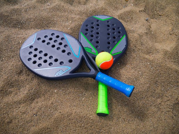 raquetas de tenis de playa en la arena - tennis tennis racket racket tennis ball fotografías e imágenes de stock
