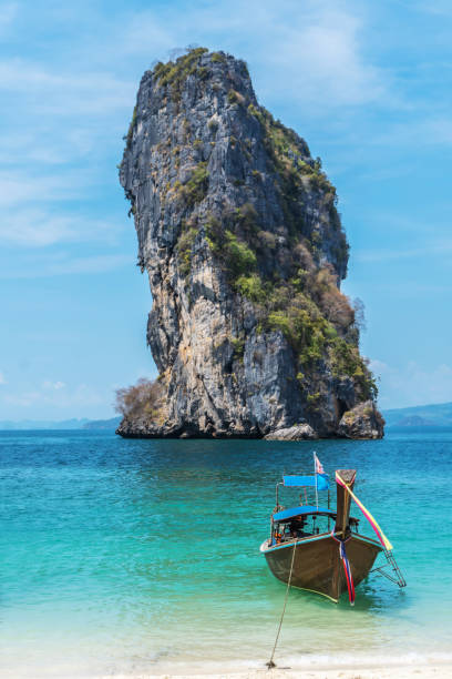 barca tradizionale tailandese a coda lunga in legno e bellissima spiaggia di sabbia sull'isola di koh poda nella provincia di krabi.  ao nang, thailandia, l'isola di krabi è una destinazione turistica più popolare in thailandia - phuket province thailand tourist asia foto e immagini stock