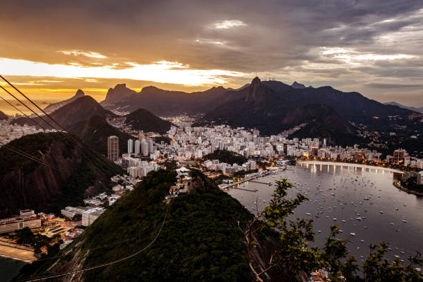 巴西里約熱內盧風景全景，日落時分的科爾科瓦多·莫塔因全景。 - flamengo 個照片及圖片檔