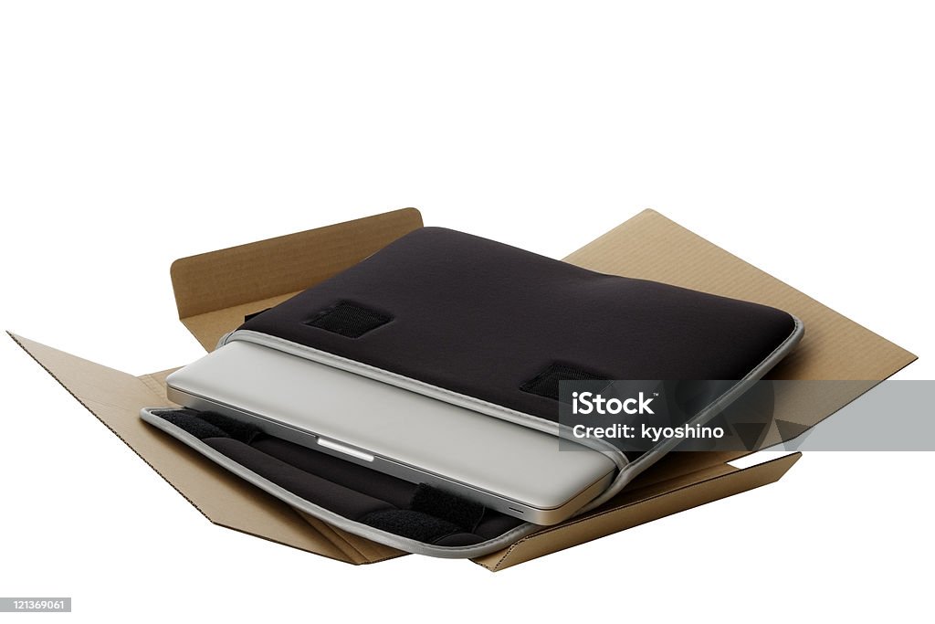 絶縁ショットのノートパソコンと段ボール箱に白背景 - アルミニウムのロイヤリティフリーストックフォト