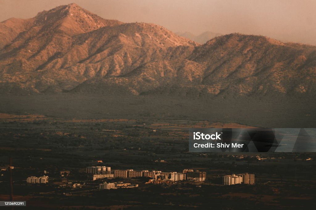 ラージャスターン州のアブ山の山々の眺め Horizonのストックフォトや画像を多数ご用意 Horizon, インド, シンプル