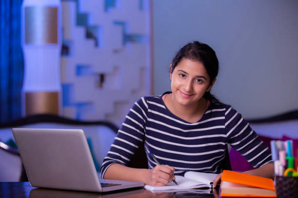 подросток девушка делает ее домашнее задание акции фото - pc adult student laptop computer стоковые фото и изображения