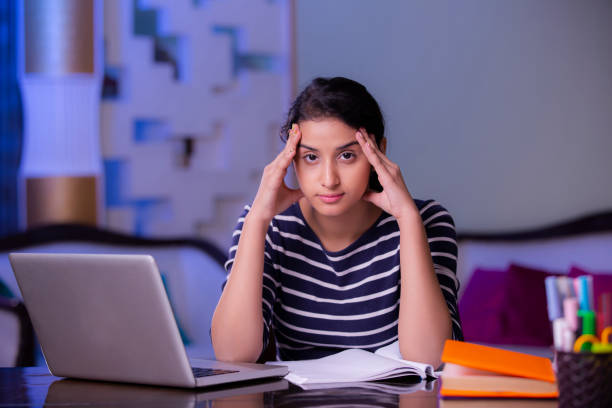 усталая девушка делает домашнее задание фондовых фото - pc adult student laptop computer стоковые фото и изображения