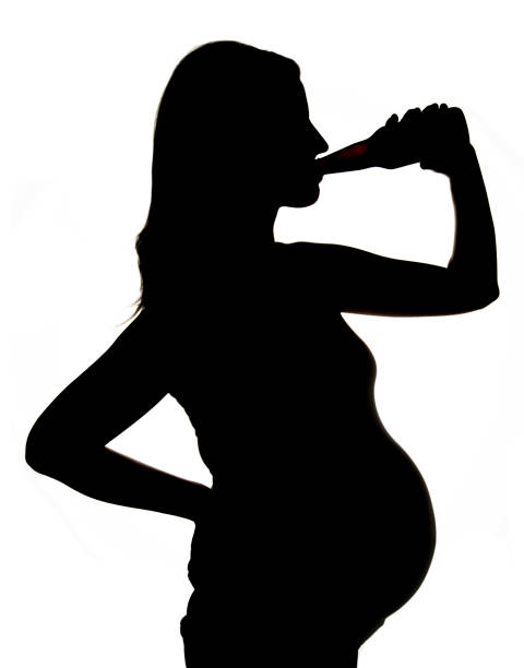 femmes enceintes noires buvant le découpage de silhouette de bière - abdomen addiction adult alcohol photos et images de collection