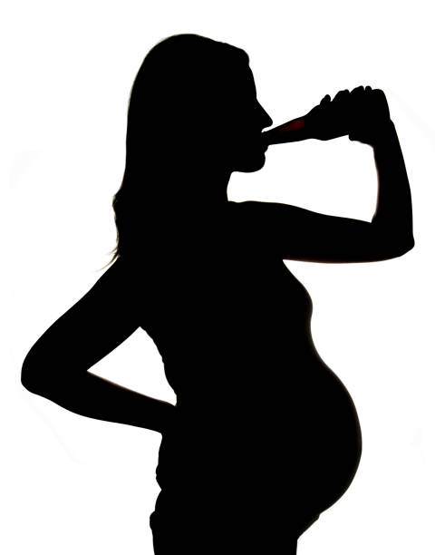 donne incinte nere che bevono birra silhouette ritaglio - abdomen addiction adult alcohol foto e immagini stock