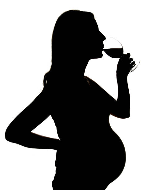 donne incinte che bevono vino rosso silhouette ritaglio - abdomen addiction adult alcohol foto e immagini stock