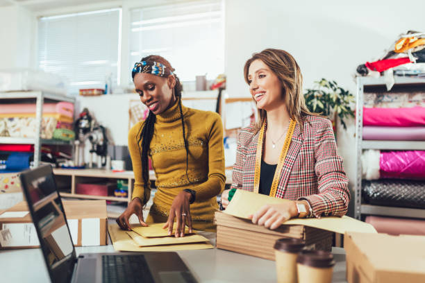 istock Sales Online. Working women at their store. 1213696492