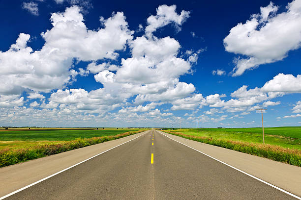 prairie-highway - vanishing point summer cloud sky stock-fotos und bilder