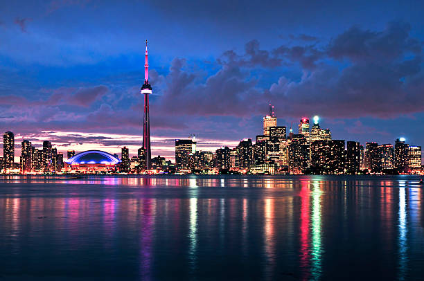 торонто skyline - toronto skyline cn tower night стоковые фото и изображения