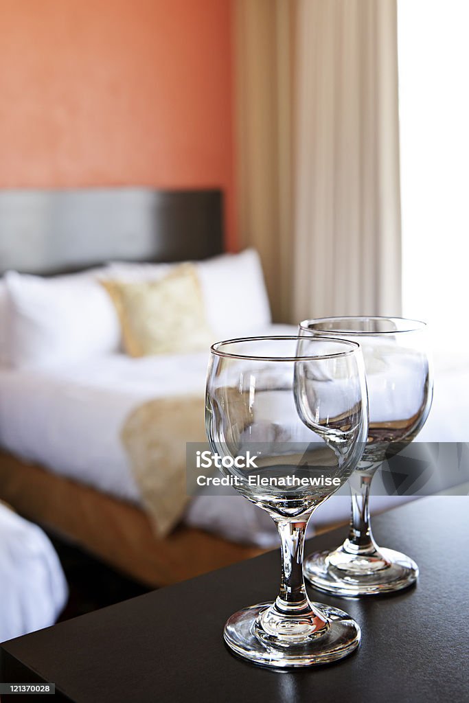 Wineglasses no quarto de hotel - Foto de stock de Aconchegante royalty-free