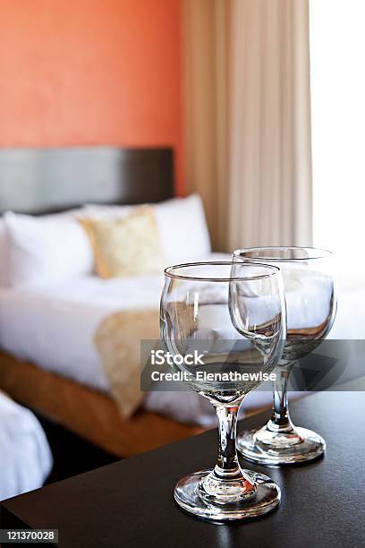 Foto de Wineglasses No Quarto De Hotel e mais fotos de stock de Aconchegante - Aconchegante, Artigo de decoração, Cama