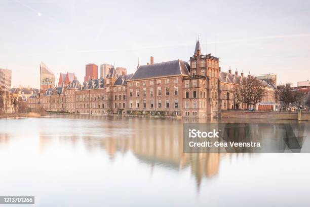 Binnenhof 성 네덜란드 의회 법원 연못 고층 빌딩과 푸른 하늘 황혼 푸른 시간 헤이그 덴 하그 네덜란드의 배경에 대해 ... Binnenhof 성 네덜란드 의회 법원 연못 고층 빌딩과 푸른 하늘 황혼 푸른 시간 헤이그 덴 하그 네덜란드의 배경에 대해 ...