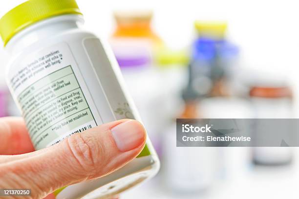 医学ボトルを持つ手 - 薬草のストックフォトや画像を多数ご用意 - 薬草, サプリメント, ヘルスケアと医療