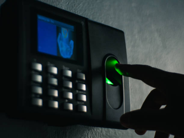 Finger scan on machine Security concept and safety. soft focus on hand scanning finger on machine concept. Businessman hand scanning finger on machine,Technology concept or Business concept. escaneo de dedos en el concepto de seguridad de la máquina y la seguridad. enfoque suave en el escaneo de la mano del dedo en el concepto de la máquina. empresario escaneando a mano con el dedo en la máquina, concepto de tecnología o concepto de negoci