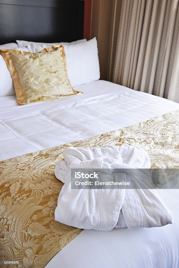 Hotel łóżko ze Szlafrok - Zbiór zdjęć royalty-free (Bez ludzi)