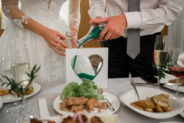 braut und bräutigam bei einer sandzeremonie - wedding beach groom bride stock-fotos und bilder