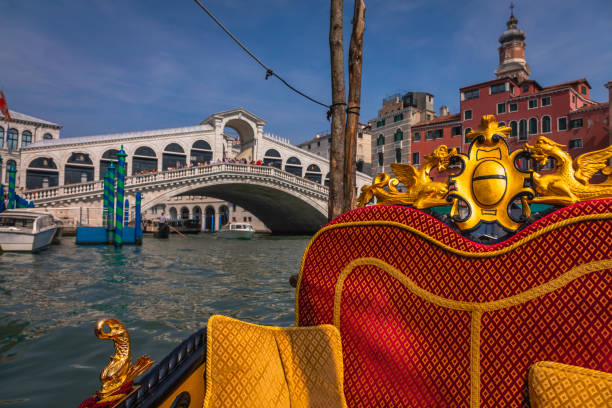 대운하, 베니스, 이탈리아의 베네치아 곤돌라와 리알토 다리 - venice italy gondola grand canal luxury 뉴스 사진 이미지