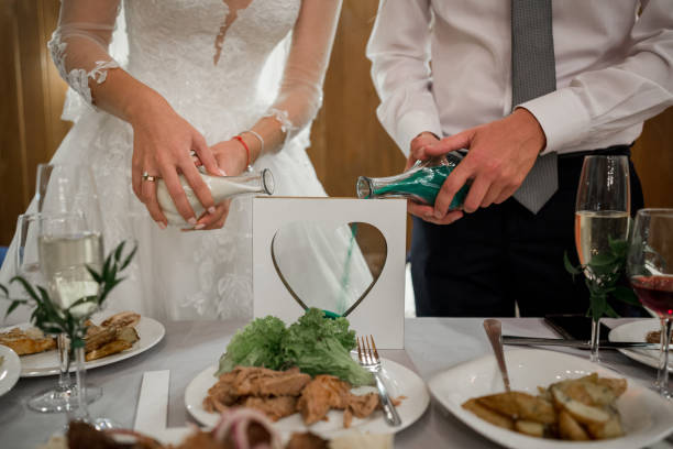 braut und bräutigam bei einer sandzeremonie - wedding beach groom bride stock-fotos und bilder